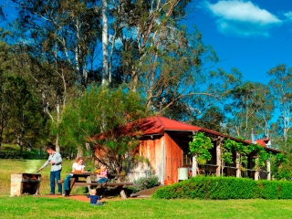 Timbercutter's Cottage outdoor BBQ area Cedar Creek Cottages, Hunter Valley Cottages