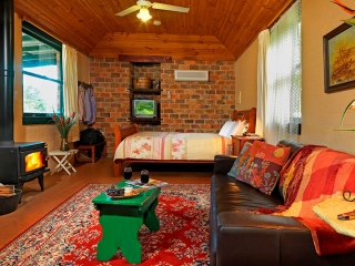 Howell's and Goldsmith's studio-style cottages Cedar Creek Cottages, Hunter Valley Accommodation with Spa