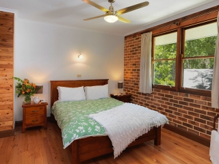 Grove Cottage bedroom Cedar Creek Cottages, Hunter Valley Accommodation Cottages