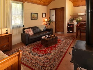 Howell's and Goldsmith's studio-style cottage Cedar Creek Cottages, Hunter Valley Accommodation with Spa