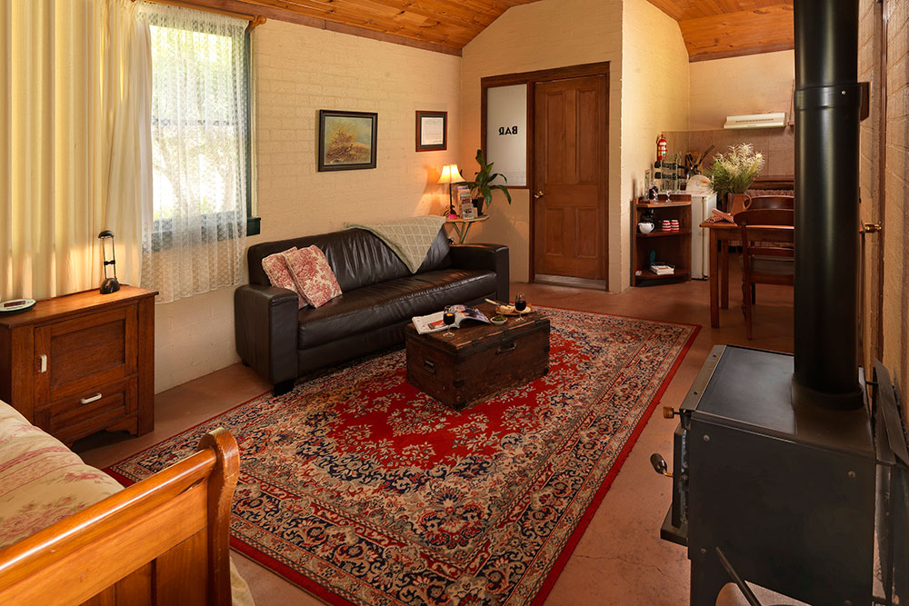 Cedar Creek Cottages, Wollombi Accommodation with fireplace